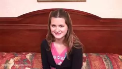 Afspelen Gevilde tiener Nikki D wordt gevuld met sperma in zelfgemaakte amateur-ontmoeting