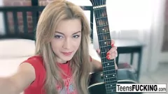 Reproduzir Loira Sexy Teen Sonya Sweet Fica Com Seu Cuzinho Apertado Fodido Rígido