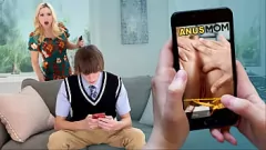 Abspielen Die kurvige blonde Stiefmutter Christie Stevens erwischt ihren Stiefsohn beim Anschauen von Analpornos und beim Mitmachen!