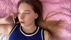 تشغيل تجارب امرأة سمراء مثيرة مع قضيب مطاطي: لقاء ساخن محلي الصنع