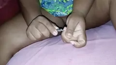 Reproducir MILF BBW peludo expone el coño mientras se hace esmalte de uñas