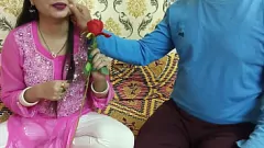 تشغيل تحتفل زوجة Dirty Talking Desi بأسبوع عيد الحب مع Footjob الساخن