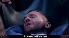 Afspelen Sexy hunk krijgt anonieme gloryhole pijpbeurt voor ruw anaal