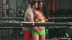 Reproduzir Big Tittet morena fodida com força pelo instrutor de ginástica