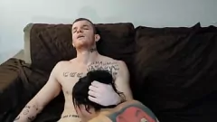 Redare Blonda fierbinte cu tatuaje se bucură de o plimbare pe o mașină de sex