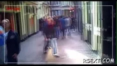 Afspelen Hete slet met kleine tieten beklimt een teras met ernstige ogen en zwaait ermee