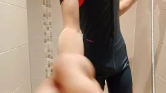 Oynat Mayo Stud, sıkı yüzme gövdelerinde geriliyor