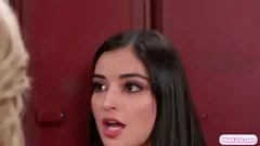 Jouer Tutors Dean Busty Petite Emily in azione lesbica calda