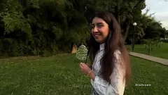 Jouer Gli adolescenti del college selvatico diventano freschi in pubblico: un incontro di foresta di bambù