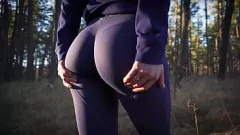 Abspielen Latina Milf neckt mit ihrem perfekten Arsch in engen Yogahosen im Freien