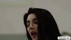 Jouer Dude excitée le donne à la déesse trans dans le gymnase