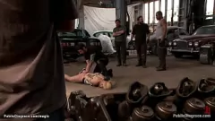 Abspielen Blonde tiefe Hals, die in der öffentlichen BDSM -Orgie dominiert werden