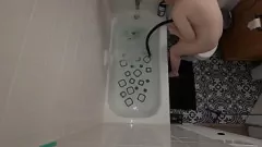 Reproducir Mojada y salvaje: la reina fetichista rubia Annie Archer en una masturbación en la ducha