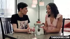 تشغيل الأبنوس فاتنة تقربها مهارات صديقتها مثليه