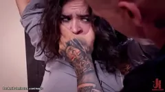 Oynat Dövmeli Damızlık Derrick Pierce Yoğun Üçlü İki Bağlı Babes Hakim