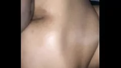 Reproducir Cyd es follada con una enorme polla mandingo en una sesión de creampie duro, mostrando su gran trasero jugoso
