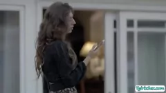 Afspelen Brunette TS Jade Venus geeft intense deepthroat aan enorme lul en wordt ruw zonder condoom in de kont geneukt