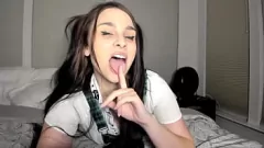 تشغيل جرب المتعة المطلقة لأن نجمة البورنو الساخنة هذه في سن المراهقة تتوق إلى لمستك، وجسمها الصغير وثديها الكبير جاهزان للانفجار بشغف!