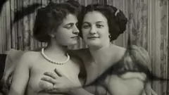 Afspelen Dark Lantern Entertainment presenteert, deel één, hoofdstuk één, volledige film, Mijn geheime leven, de erotische bekentenissen van een Victoriaanse Engelse heer: harig poesje likken in vintage porno