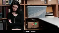 Reproduzir Ladrão de lojas adolescente é pego e forçado a chupar o pau do policial para evitar a prisão em um boquete público hardcore