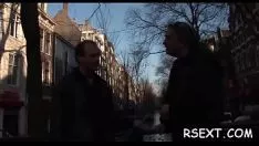 Odtwórz Rozpustna dziwka rzuca się na kolanach i wsysa chełpliwie dziką bucię