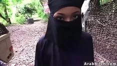 تشغيل مراهقة جامعية ضآلة المنزل من المنزل إلى الخارج