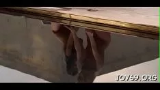Abspielen Lesbo-Mädels saugen sich mit den Spuckvags auf, so schwellen sie an