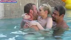Reproduzir Bebê sashayhorseback montando pessoas bissexuais poddleroot em tríade sexy