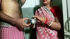 Oynat ससुर बहू से बोले पीठ पर तेल लगा दो, फिर गेट पर ही चोद दिया ! अश्लील पोर्न हिंदी में