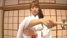 تشغيل 巨乳巫女 ～開運マンコにザーメン着床～