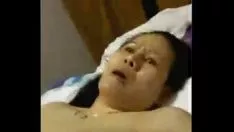 Abspielen Gehörnte siamesische MILF mit brobdingnagian sins masturbiert p3