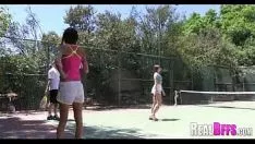 Jouer Il tennis sull'erba di Missy si oppone alle distorsioni alle baldorie da ubriaco 003