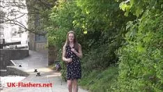 Jouer L'esibizionista adolescente caldo si gloria dell'esposizione indecente non professionale e della vulnerabilità del guardone delle tette moderate