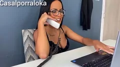 Oynat Busty Hint Sekreter Yapay Penis ile Sert Becerdin ve Creampied Alır