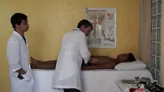 Redare Asiatic Threeway: Doctorii maturi cresc păsărică și fundul pacientului supus
