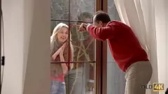 Reproduzir Jovem adolescente fica travesso com o papai experiente - Ellen Jess em Old4K